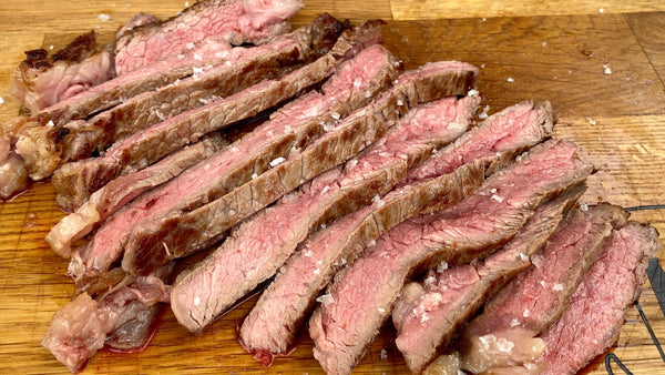 New York strip di Angus cottura con Tallow Angus beef in padella
