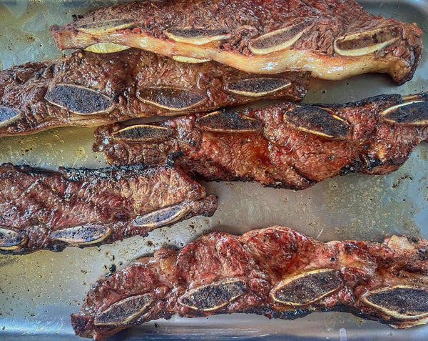 Asado Ribs di Black Angus al barbecue: affumicatura e scottatura per una carne succulenta